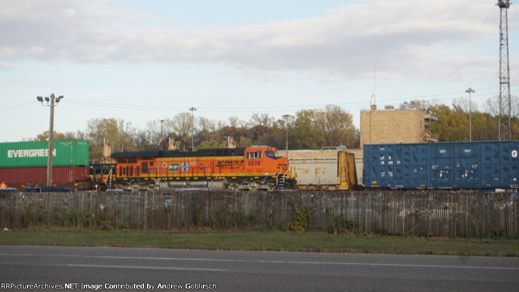 BNSF 5828 + LRS 130071